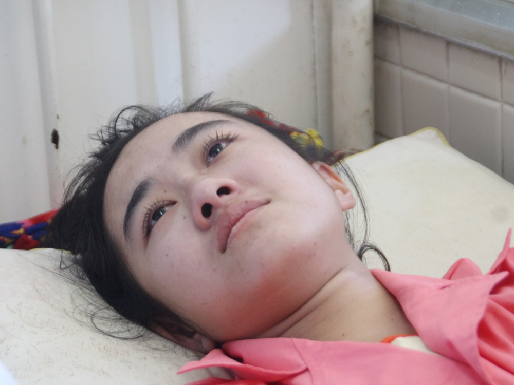 Em Nghe Nói Bị Cưa Chân